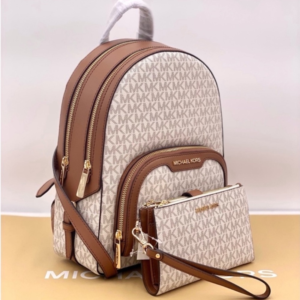 SALE🔥🔥🔥MICHAEL KORS JAYCEE MEDIUM BACKPACK and Wallet Set
VANILLA - Picture 3 of 14
